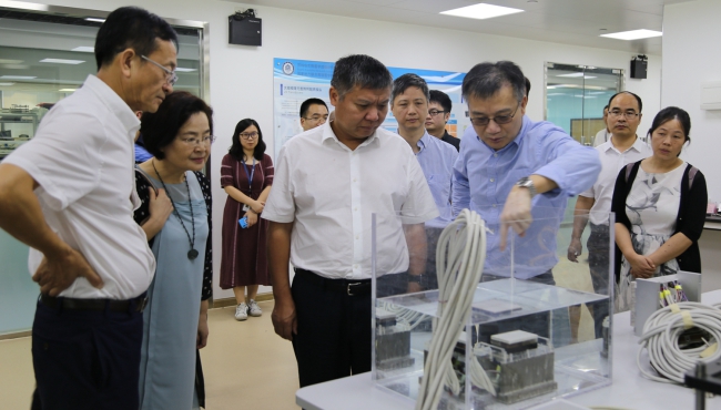 201808131 王立新（前排中）了解超聲神經調控大儀器研究進展.jpg