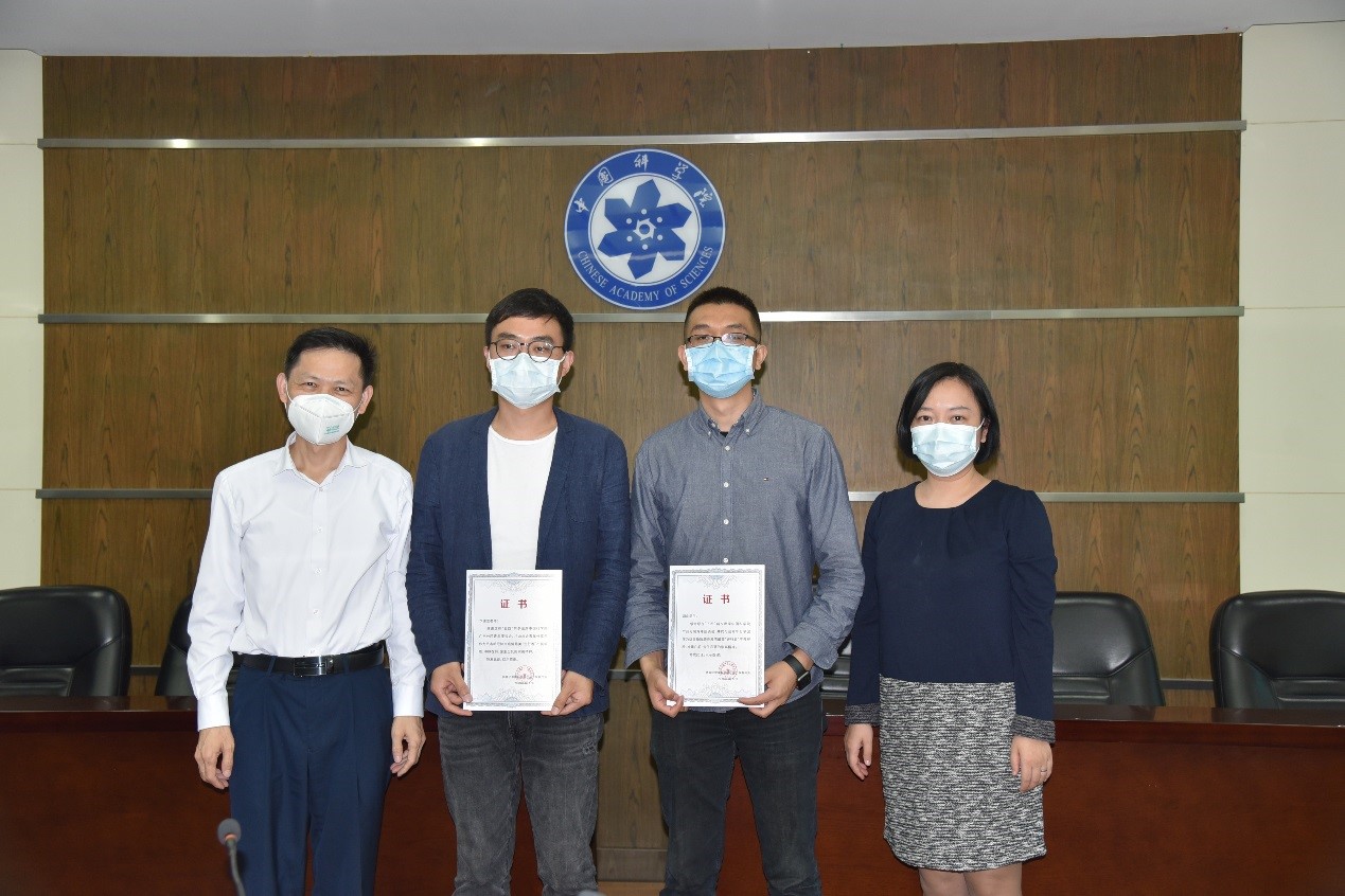 頒發紀念證書（左一張世專、左二卞德龍、右二司向，張楠攝影）