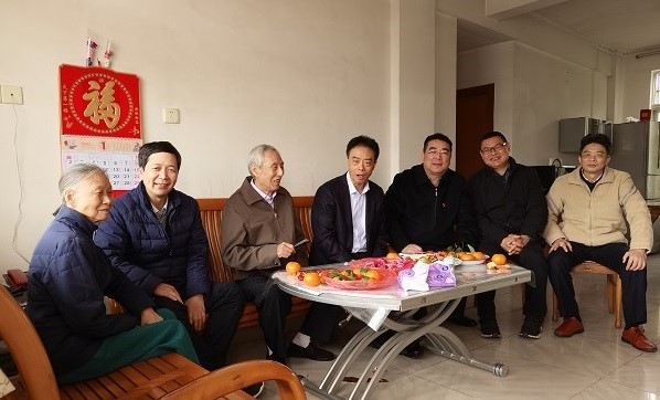 1.園黨政領(lǐng)導慰問離退休老同志1.jpg