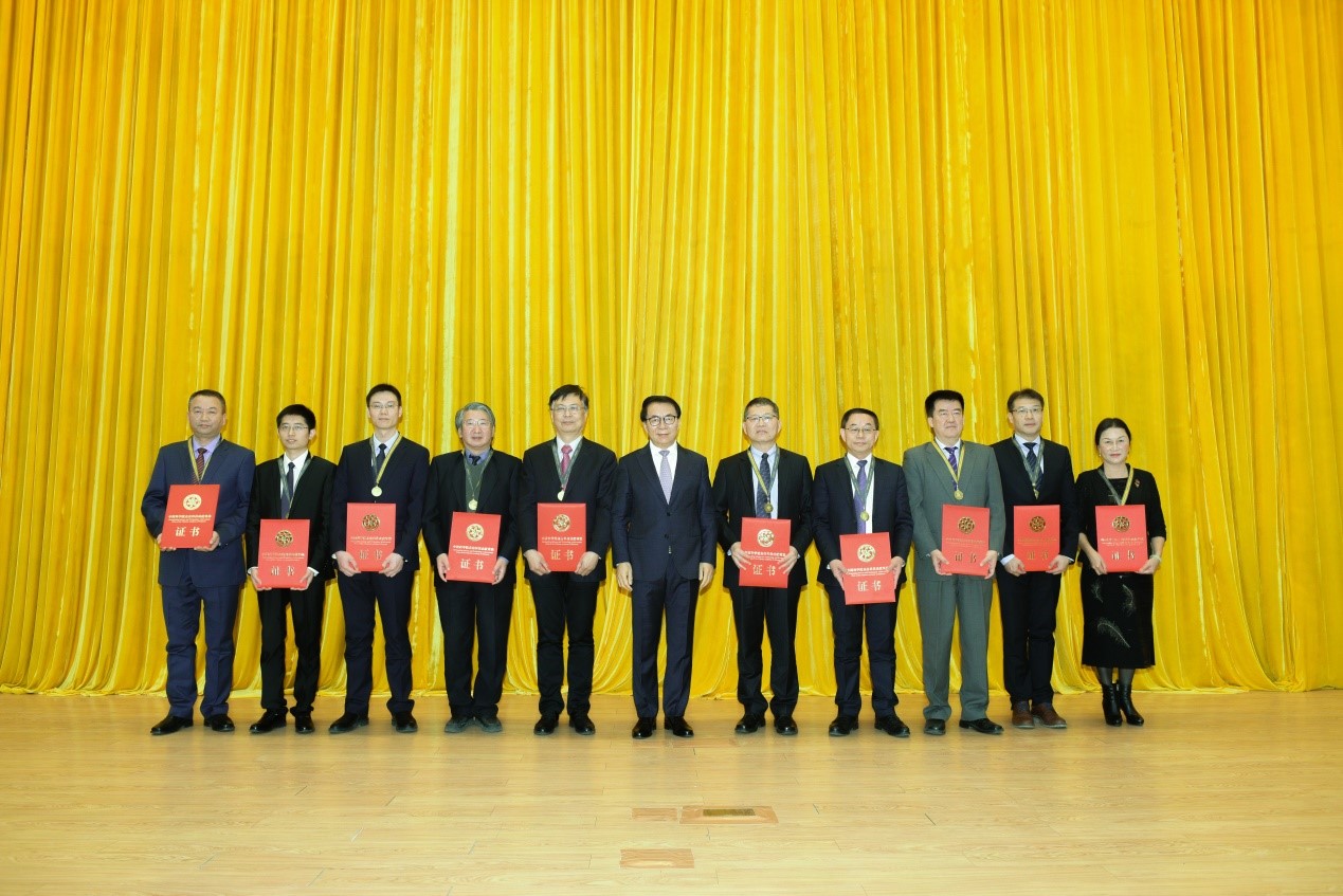 中科院院長、黨組書記白春禮（左六）為獲獎集體頒獎（中科院聲像中心 王強 攝）.jpg